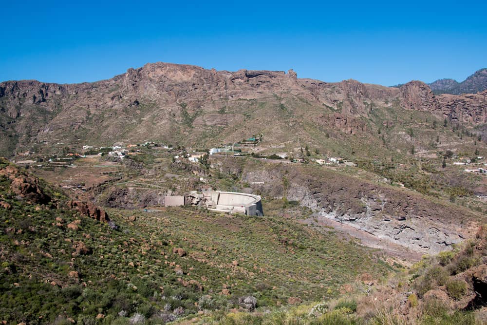 Blick zurück auf Soria und den Staudamm