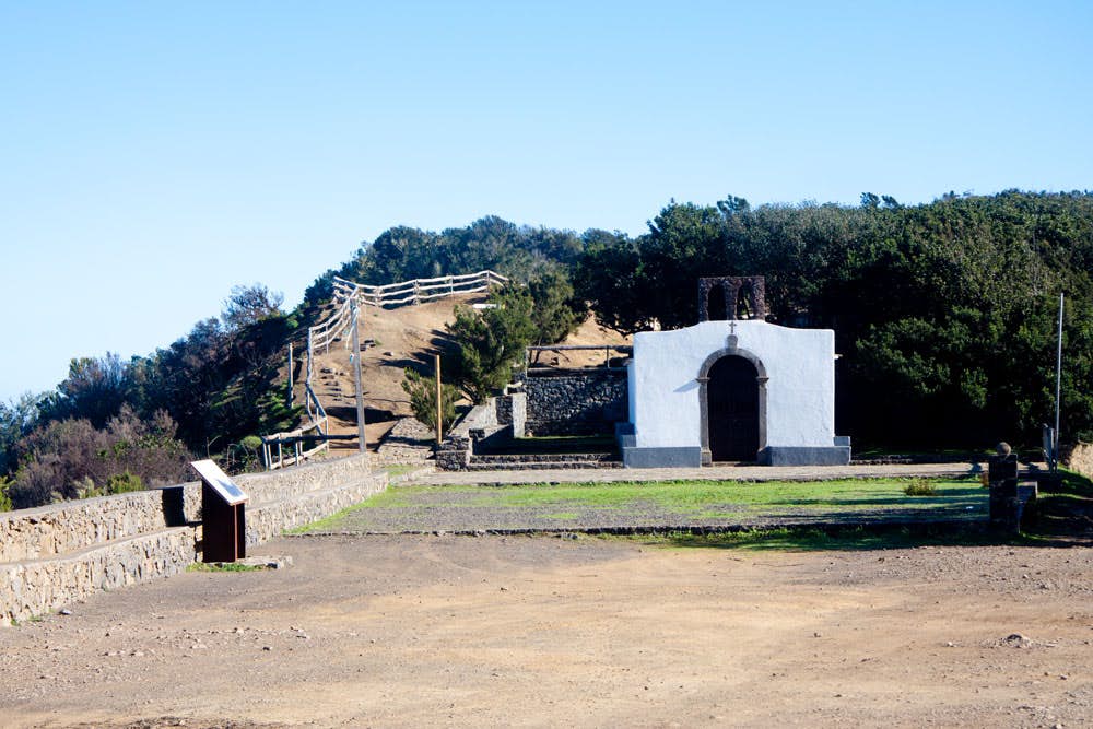 Ermita de Santa Clara con área de descanso - cumbre de chijeré