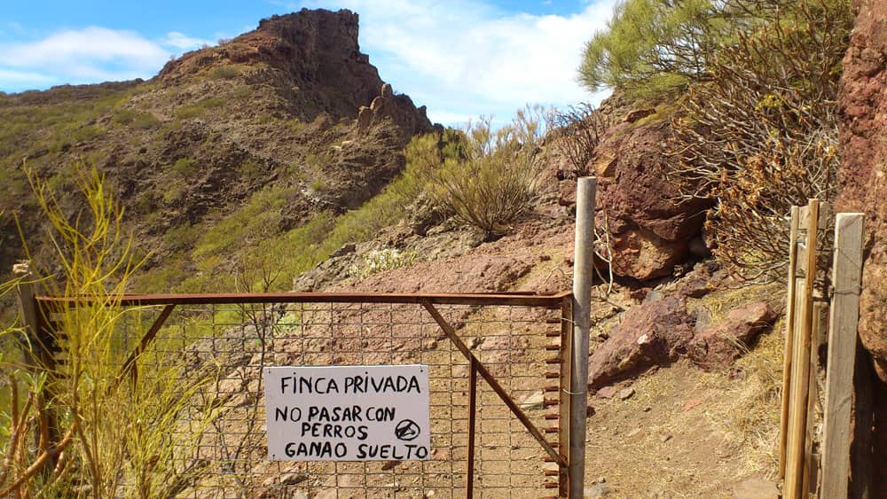 Valla con referencia a las cabras - perros prohibidos