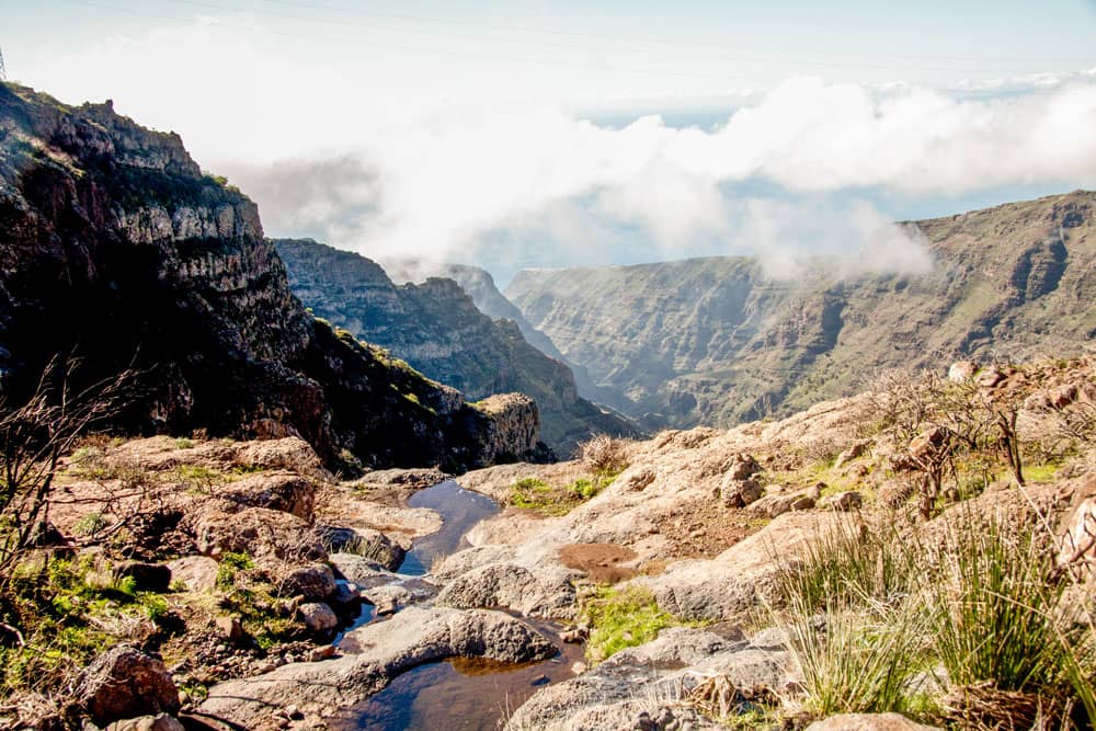 Wanderweg führt durch Schlucht über einen kleinen Wasserlauf