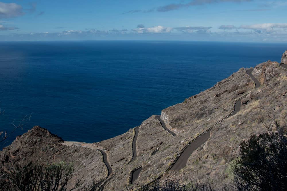 Carretera y aparcamiento en la cima de Bahía Pirata