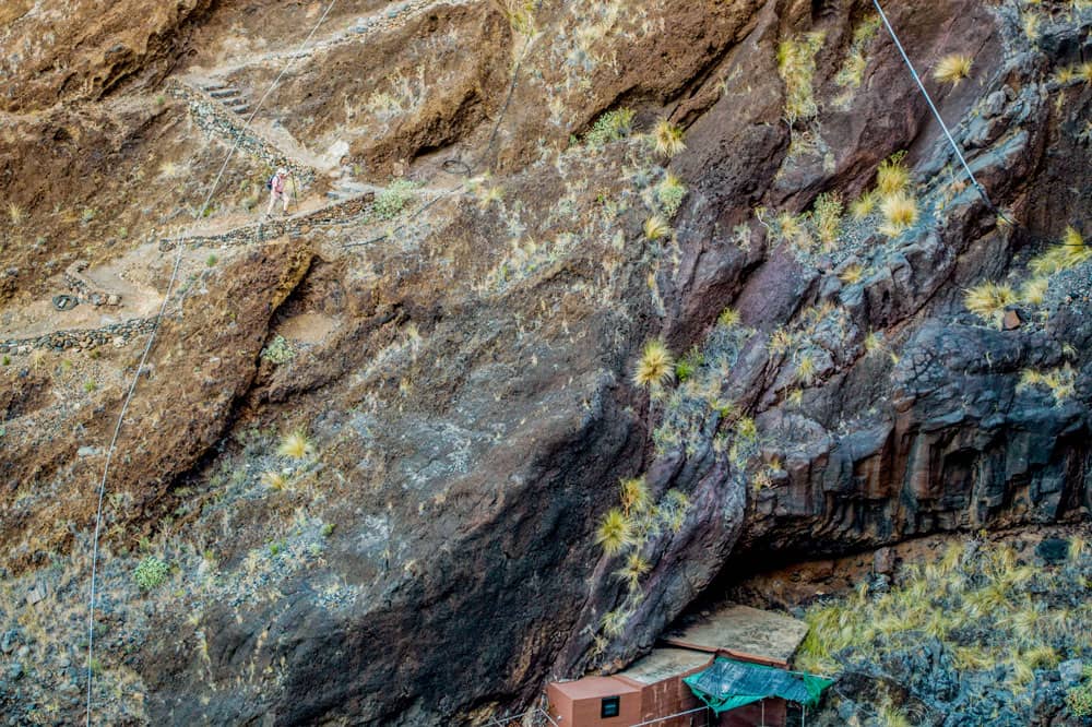 Pared de la roca con la ruta de senderismo y los excursionistas en Pirate's Cove