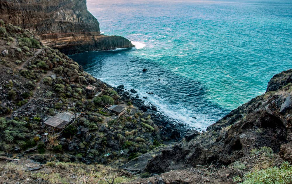 Cala de los Piratas con cabañas y ruinas