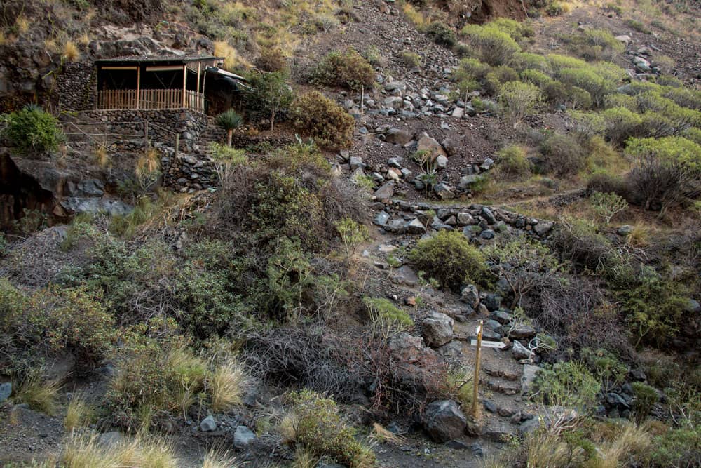 Cala del Pirata con cabañas y ruta de senderismo