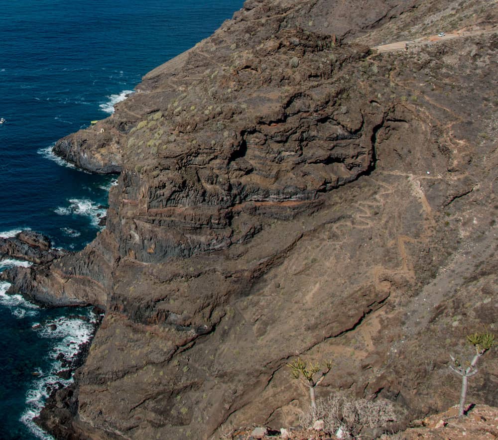 Ruta de senderismo en el acantilado sobre Bahía Pirata