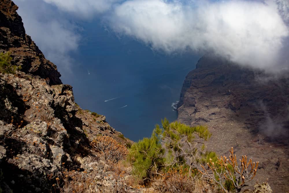 Vista del borde del acantilado y del Océano Atlántico desde el borde de la ruptura