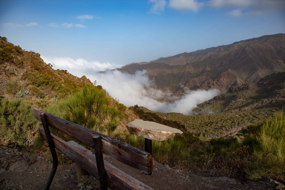 Mirador con banco sobre Los Carrizales
