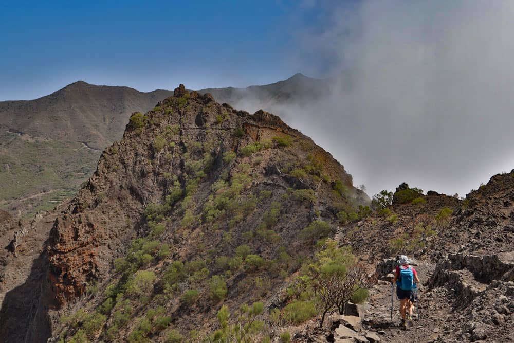 Excursionistas en la subida a Abache desde Los Carrizales