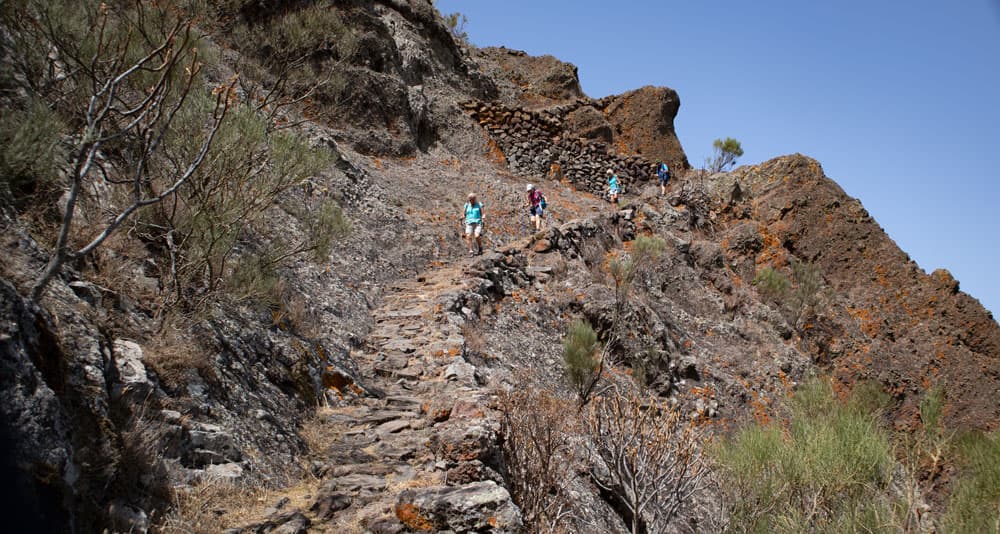 Wanderer auf dem Steig von Los Carrizales