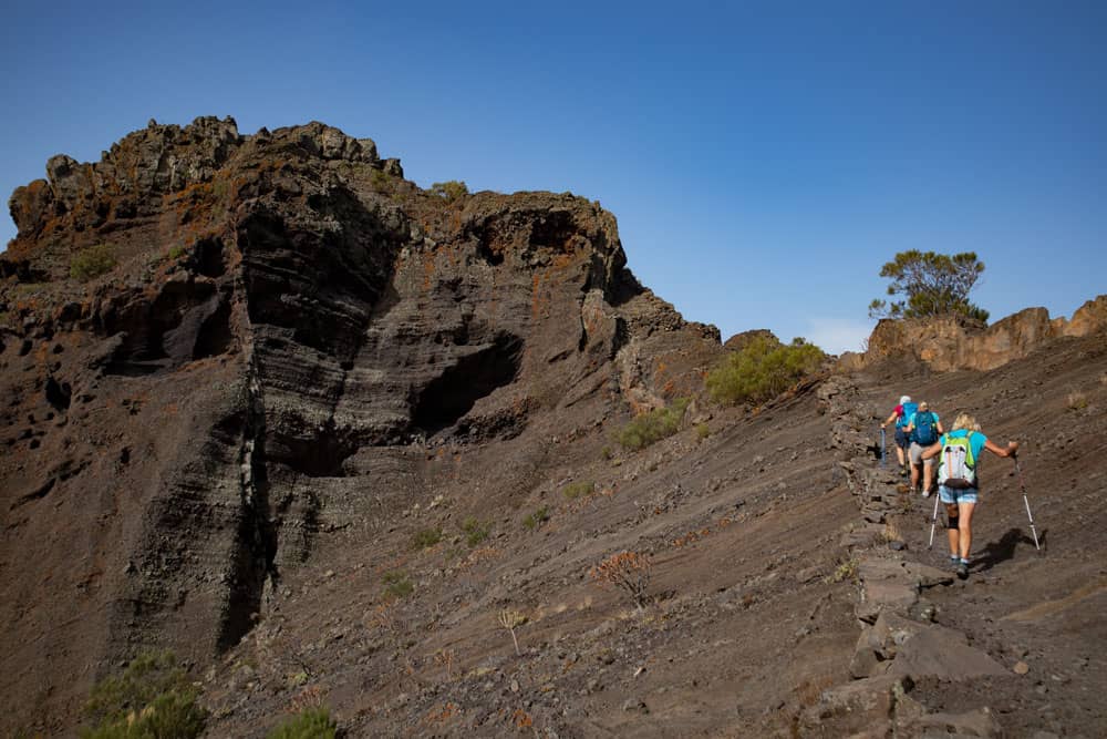 Ruta de senderismo en la subida de Abache desde Los Carrizales