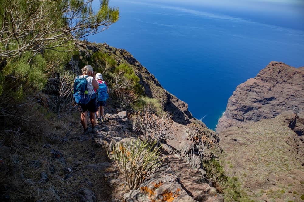 Fortaleza de Masca - excursionistas con vistas al borde occidental del acantilado