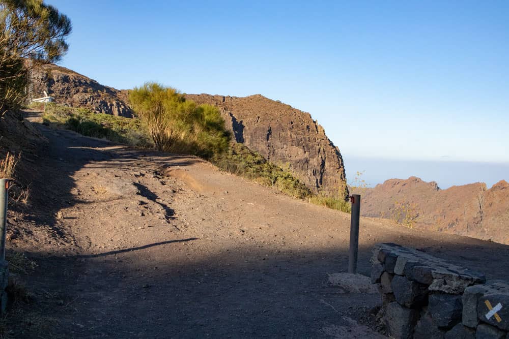 Fortaleza de Masca - Abzweig Straße Fahrweg um Hügel mit Antennen