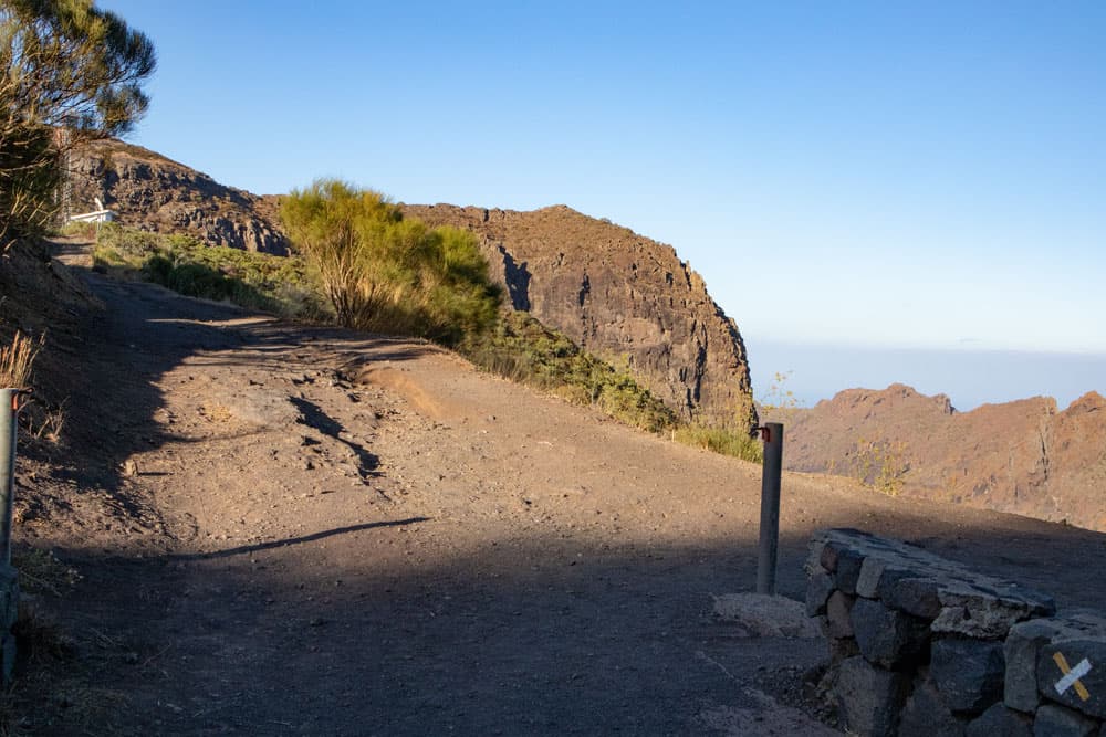 Fortaleza de Masca - Abzweig Straße Fahrweg um Hügel mit Antennen