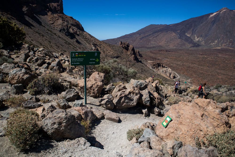 Camino de bajada al Parador con vistas al Teide 