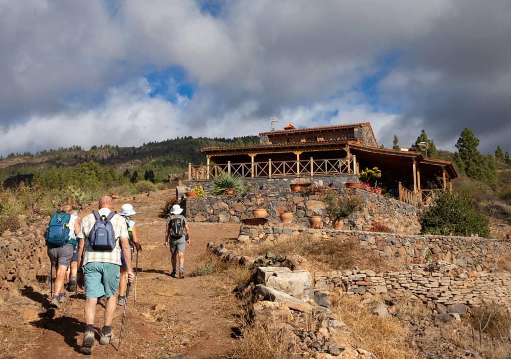 Ruta de senderismo junto a una finca