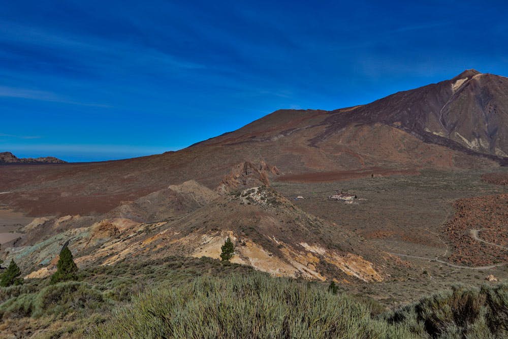 Vista del Parador Nacional y del Teide