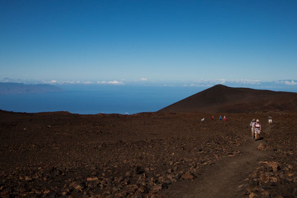 Wanderweg über Vulkangestein - im Hintergrund la Gomera