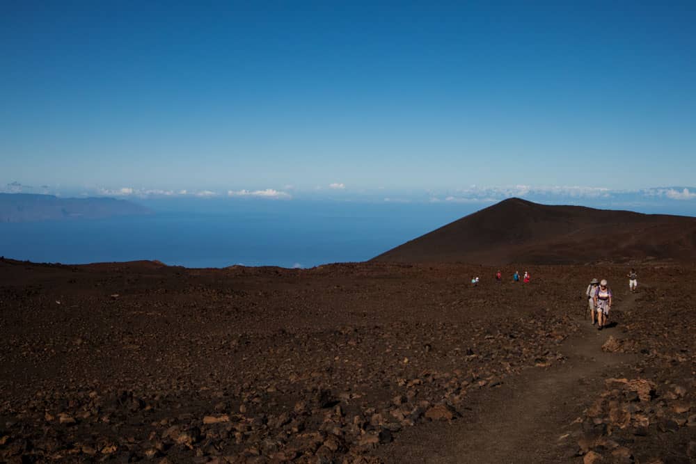 Ruta de senderismo sobre roca volcánica - la Gomera al fondo