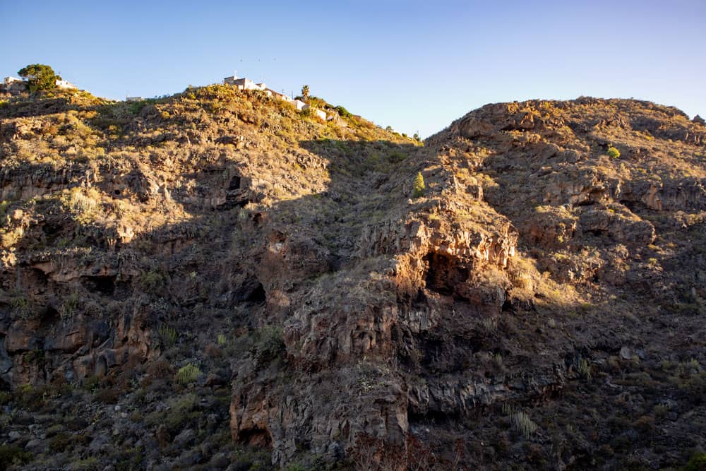 Muralla empinada en el Barranco con casas de El Jaral