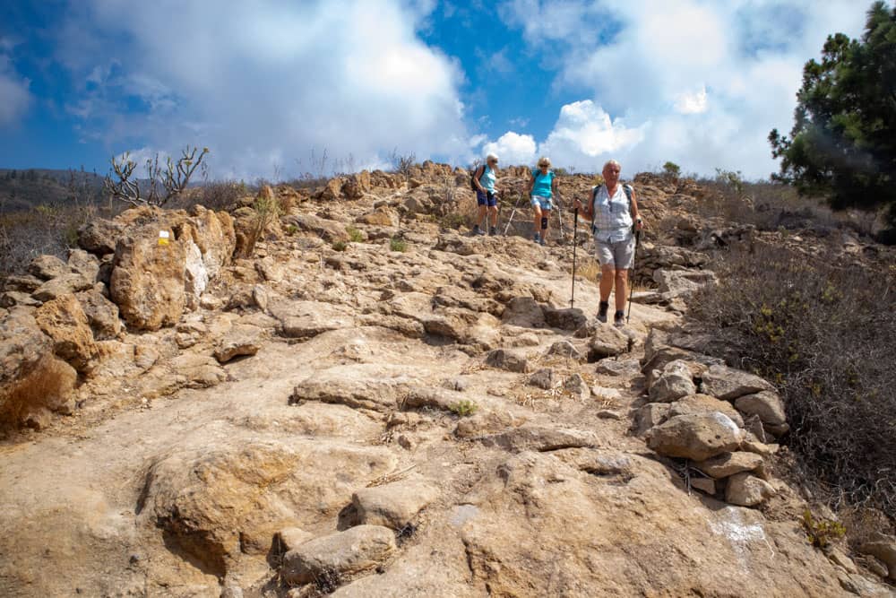 Wanderweg über weiße Felsen