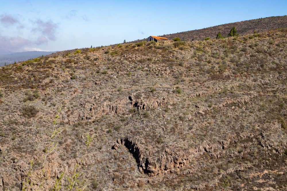 Blick über den Barranco auf ein einsam gelegenes Haus