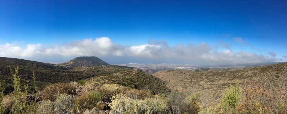 Panorama- Landschaft mit Blick zur Südküste aus der Höhe