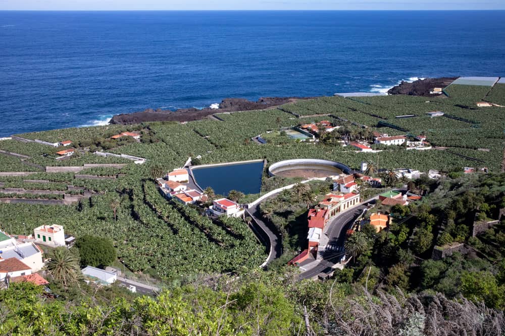 Vista del Océano Atlántico y las plantaciones de plátanos alrededor de Garachico desde arriba