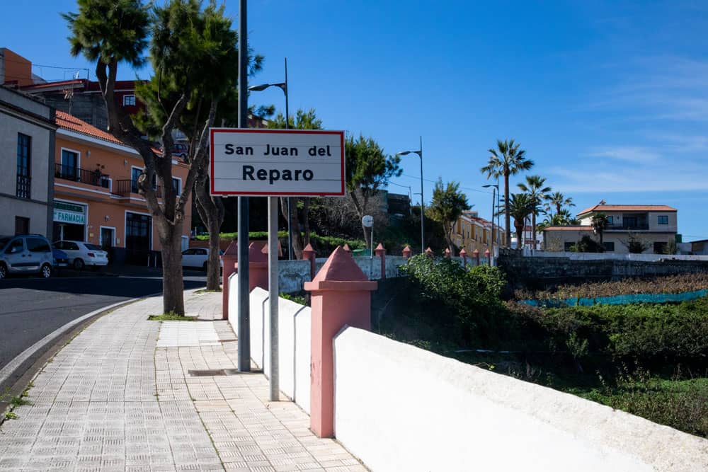 Entrada al pueblo de San Juan del Reparo Ruta de senderismo