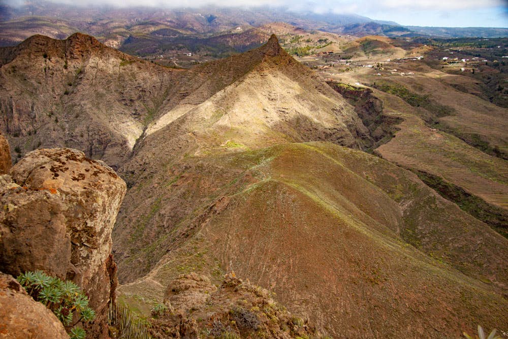 Vista desde la cumbre del Conde hacia el Roque Imoque y el Roque de los Brezos