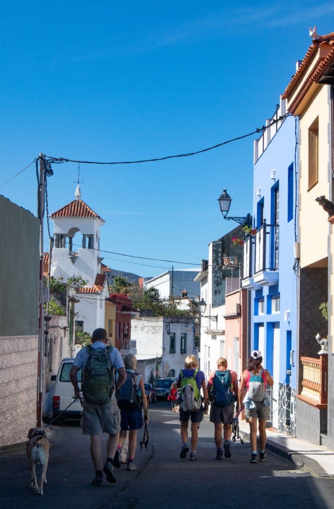 Excursionistas en la calle del pueblo de Genovés