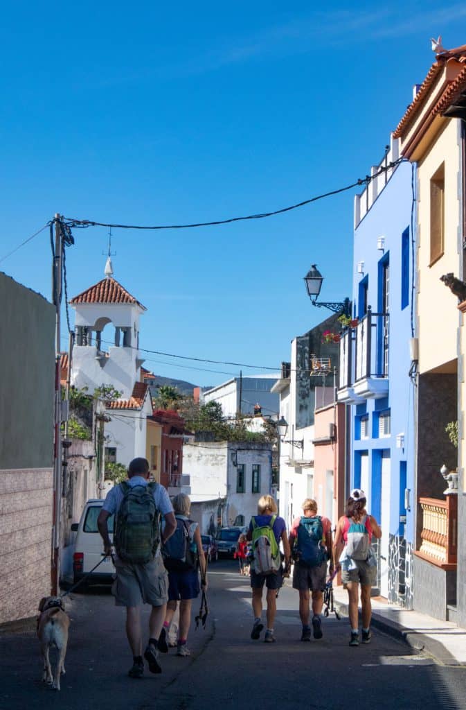 Excursionistas en la calle del pueblo de Genovés