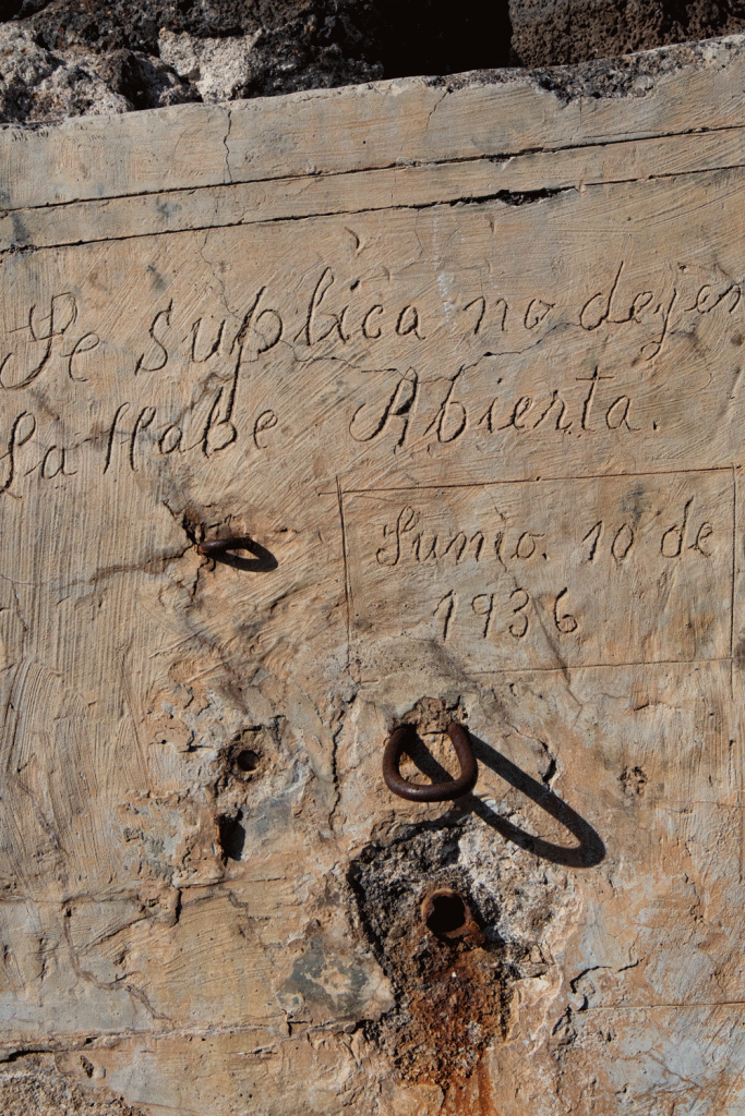 Abrevadero con inscripción antigua de 1936
