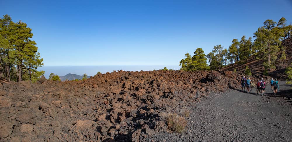 Wandern an Lavafeldern vorbei