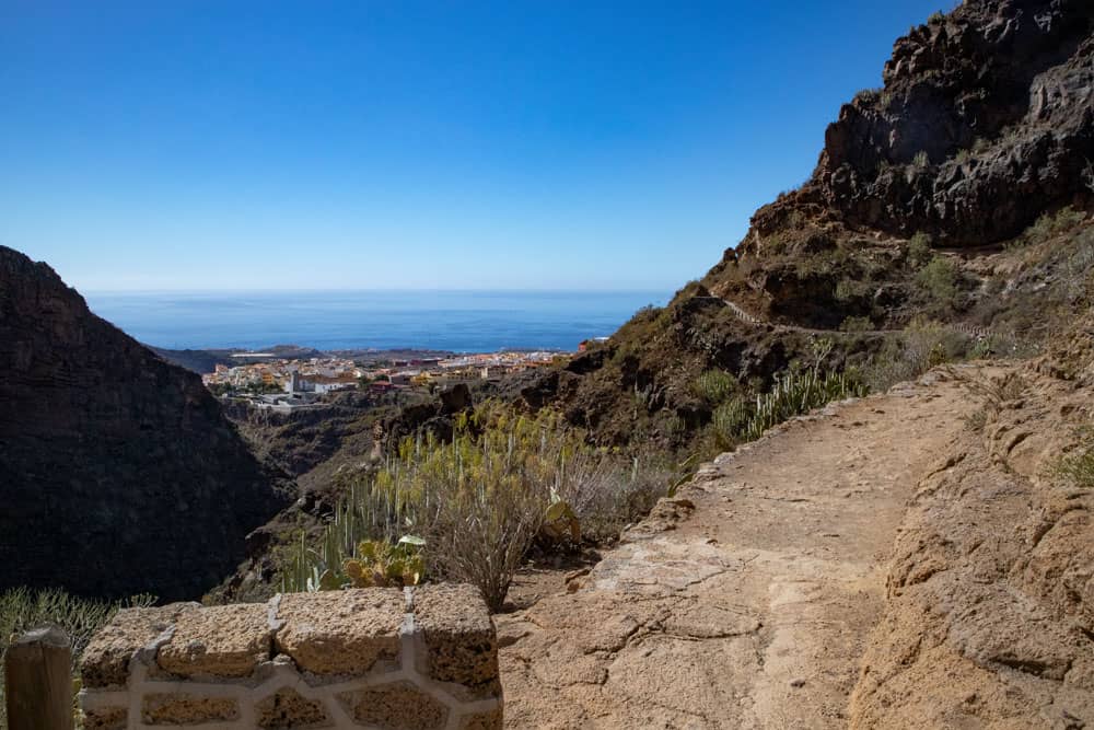 Vista de Adeje desde la ruta de senderismo