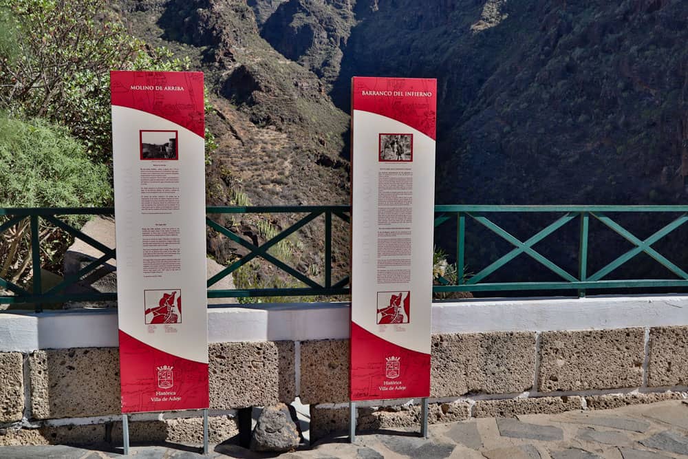 Paneles informativos en la zona de entrada