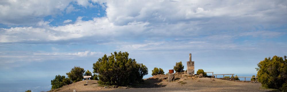 Vermessungssäule am Gipfel des Malpaso - Panorama