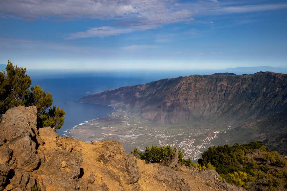 Blick auf das El Golfo Tal vom Malpaso - im Hintergrund La Palma