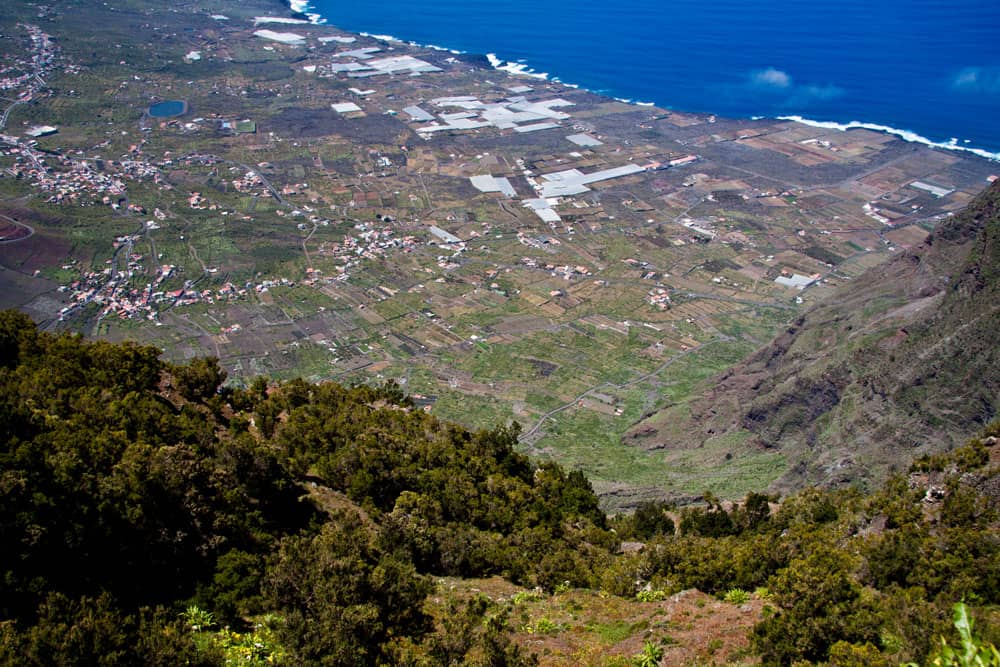 Vista del valle de El Golfo desde la ruta de senderismo