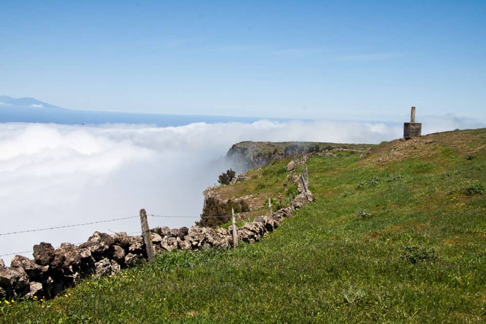 Grüne Hochebene mit wolkenverhangene Cumbre - Abbruchkante zum El Golfo Tal