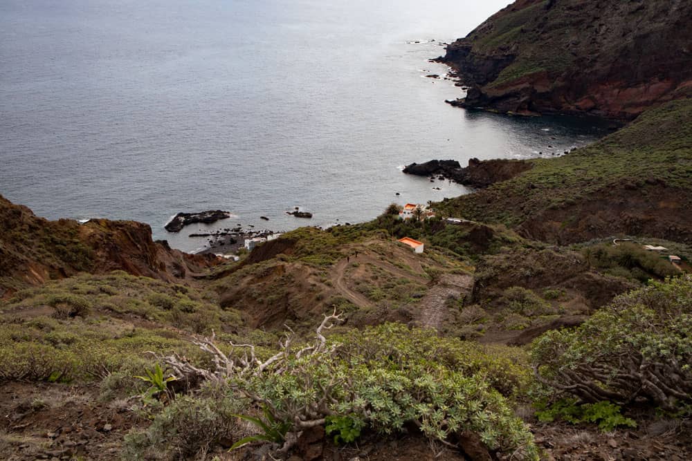 Blick auf den Wanderweg und den kleinen Ort Roque Bermejo