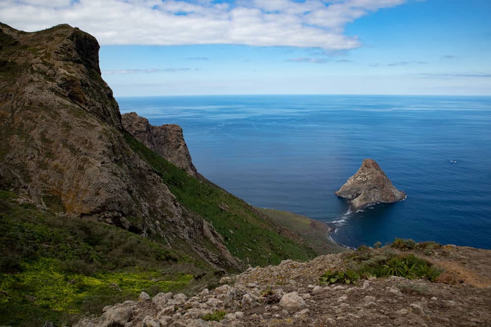 Vista de la costa con rocas desde la ruta de senderismo