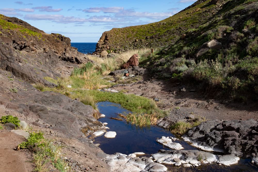 Barrancobett nahe am Strand von Tamadiste mit Weggabelung