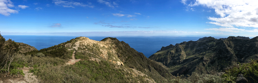 Panorama - cordilleras alrededor de Chamorga