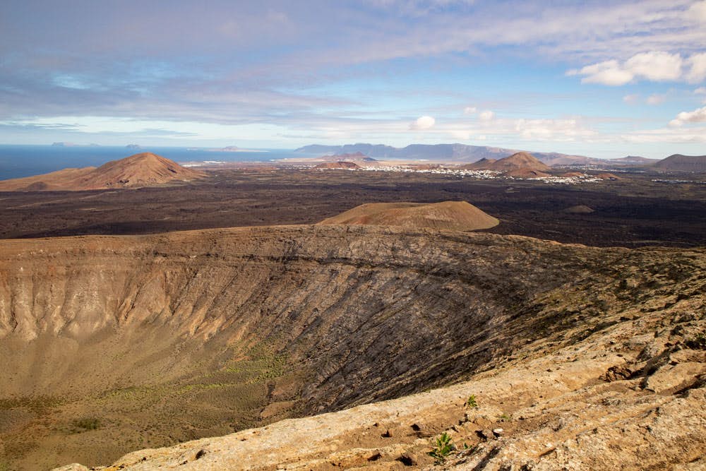 Blick vom Grat der Montaña Blanca auf den Vulkan Caldereta