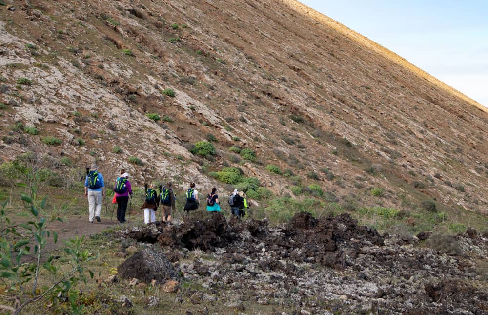 Grupo de senderismo al pie de Montaña Blanca