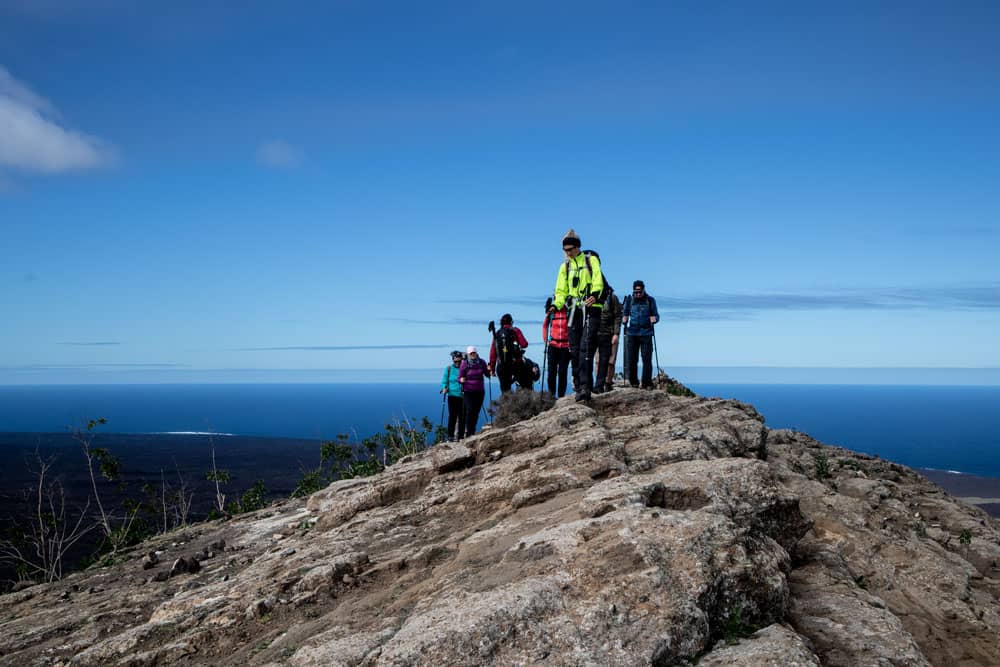 Grupo de senderismo en el sendero de la cresta de Montaña Blanca