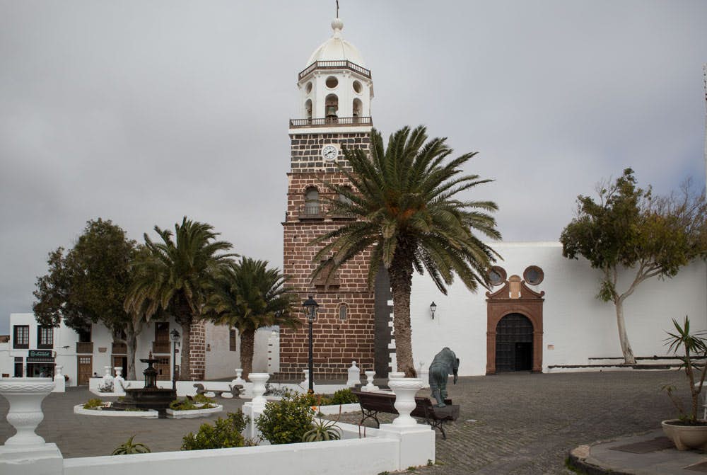Kirche und Kirchplatz im nahegelegenen Teguise