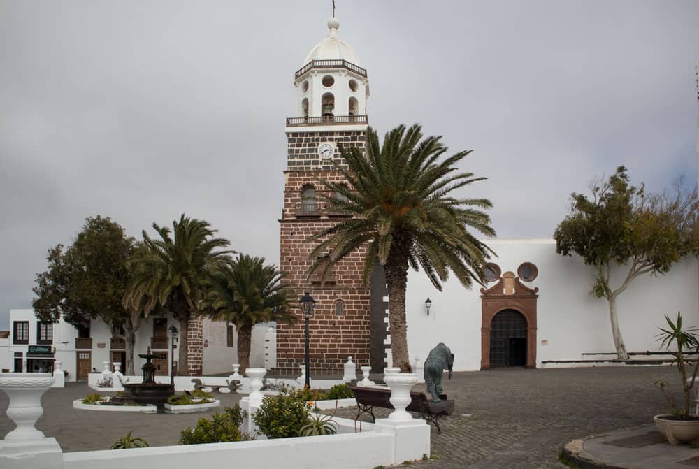 Iglesia y plaza de la iglesia en la cercana Teguise