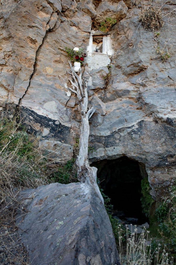 Montaña el Cedro - kleine Höhle mit Blumenschmuck am Wanderweg