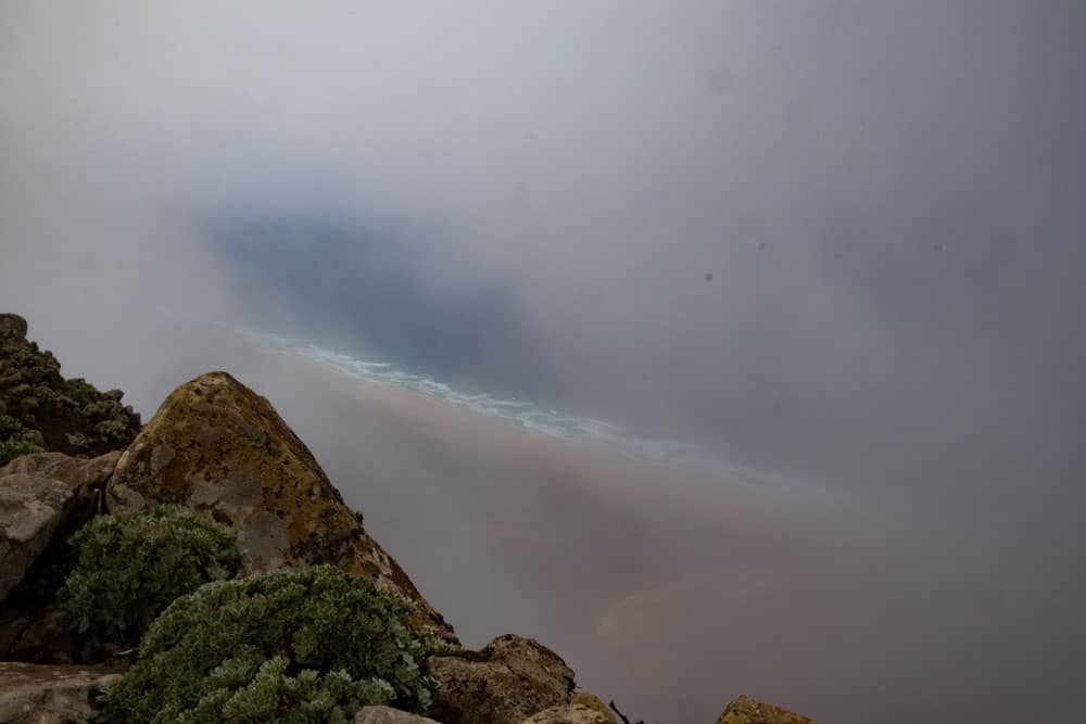 Vista a través de las nubes desde el borde del acantilado -Pico de la Zarza